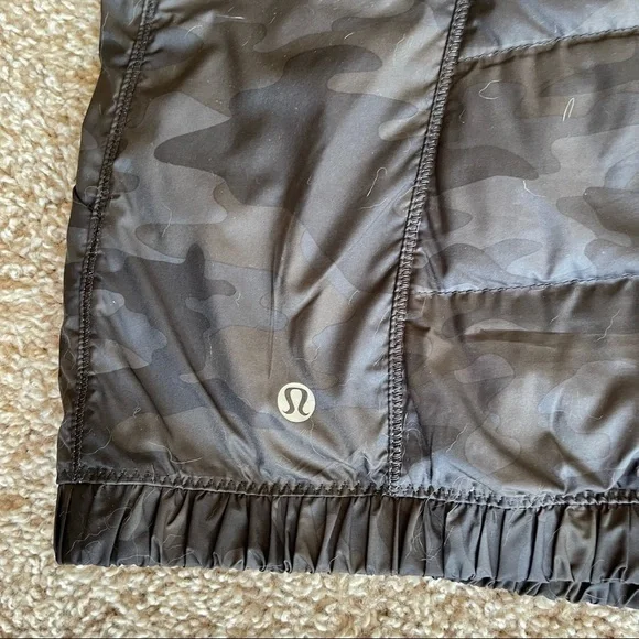 Lululemon | Spring Fling Puffy Vest | Lotus Camo Black | Size 2 - Picture 9 of 12